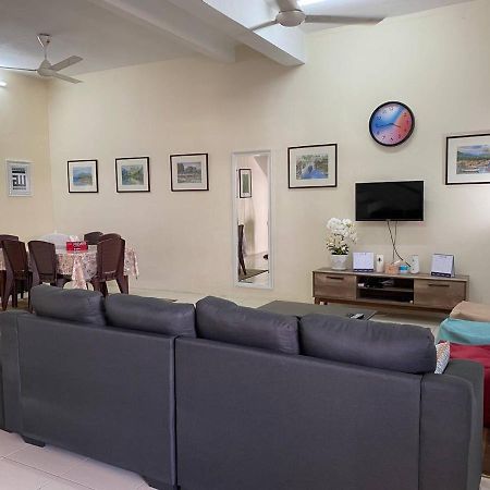 Spacious Cozy Lakeville Homestay 4 Bedrooms All With Aircond Seri Iskandar Esterno foto