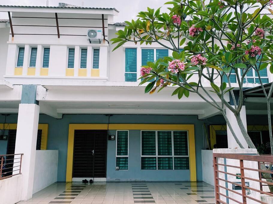 Spacious Cozy Lakeville Homestay 4 Bedrooms All With Aircond Seri Iskandar Esterno foto
